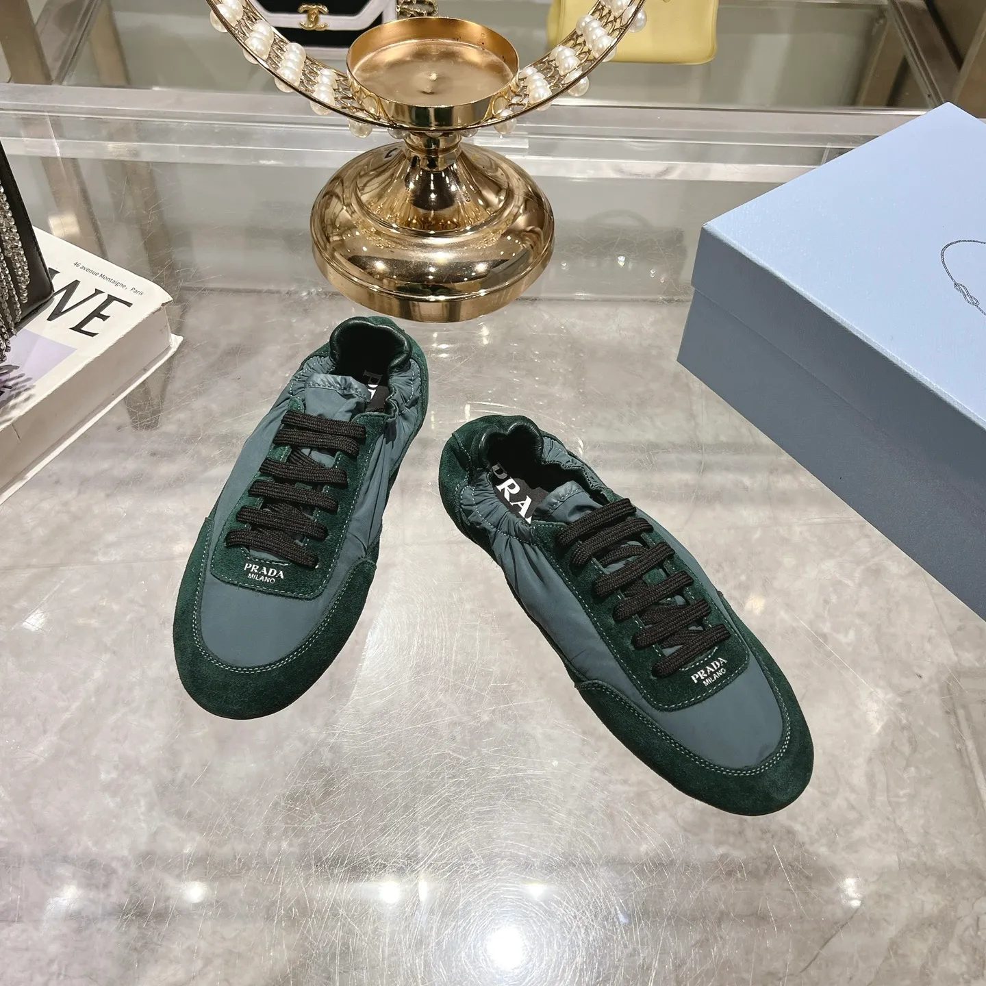 👟👟Ex-factory price 520👟👟Men's size +10 Couple style🎆Prada's new moral training shoes. The upper is suede with texture, and the inner sheepskin is wrapped. It is soft and waxy🎆The insole is thickened with lambskin. It is extremely comfortable to step on, has a sense of support, and feels well wrapped. The shoe shape is full of wrapping, light and easy to wear. A practical casual shoe that makes your legs appear taller! White is clean and refreshing, needed all year round, and can be easily worn with skirts and pants. Upper: imported suede/original molded fabric. Lining: sheepskin. Outsole: rubber outsole! Code number: 35-41 Color: burgundy blue brown green dark green yellow black red gray 9 colors available
